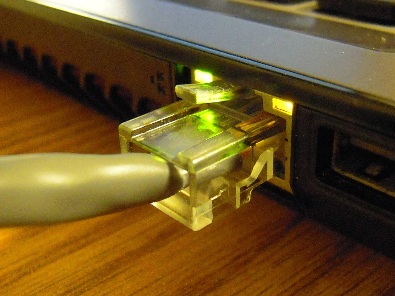 Cable y conector de red Ethernet