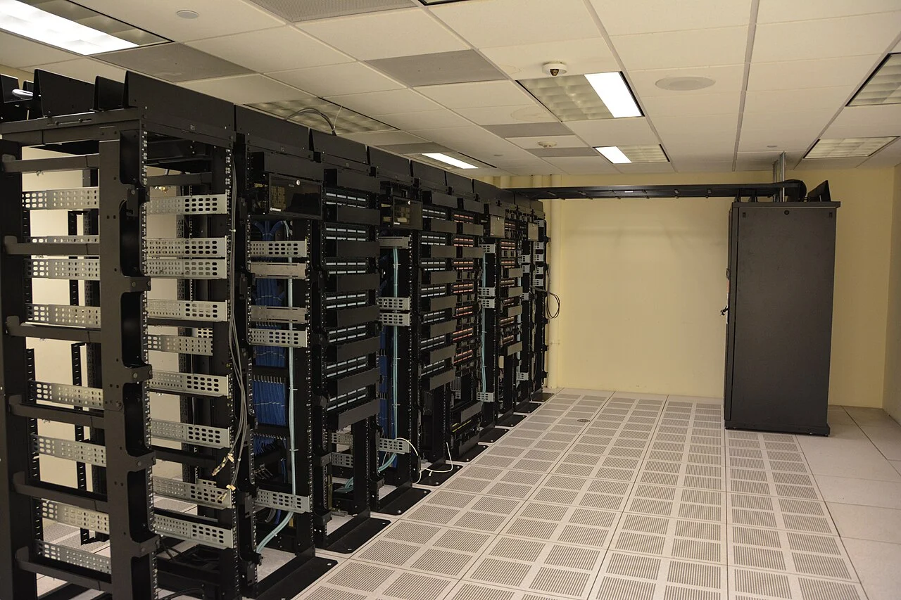 Filas de racks en una sala de servidores