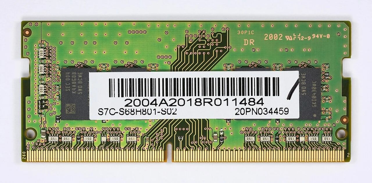 Chips, contactos y ranuras de memoria