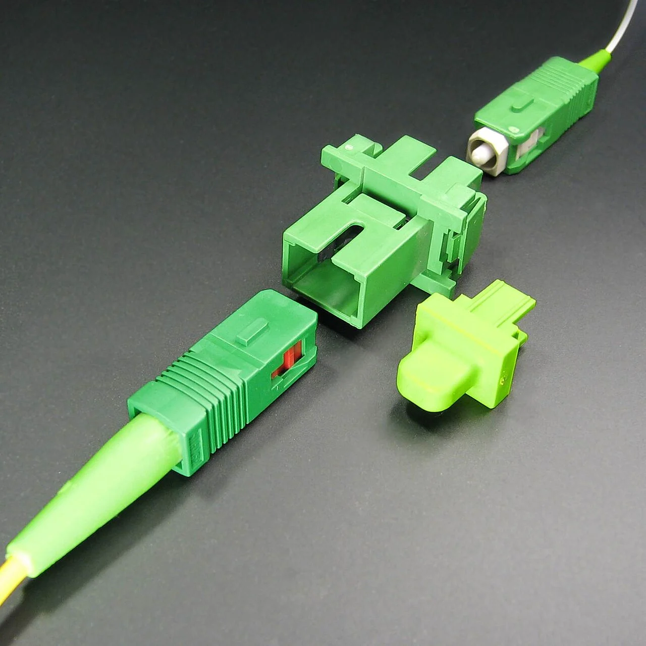 Conectores y cableado de fibra óptica